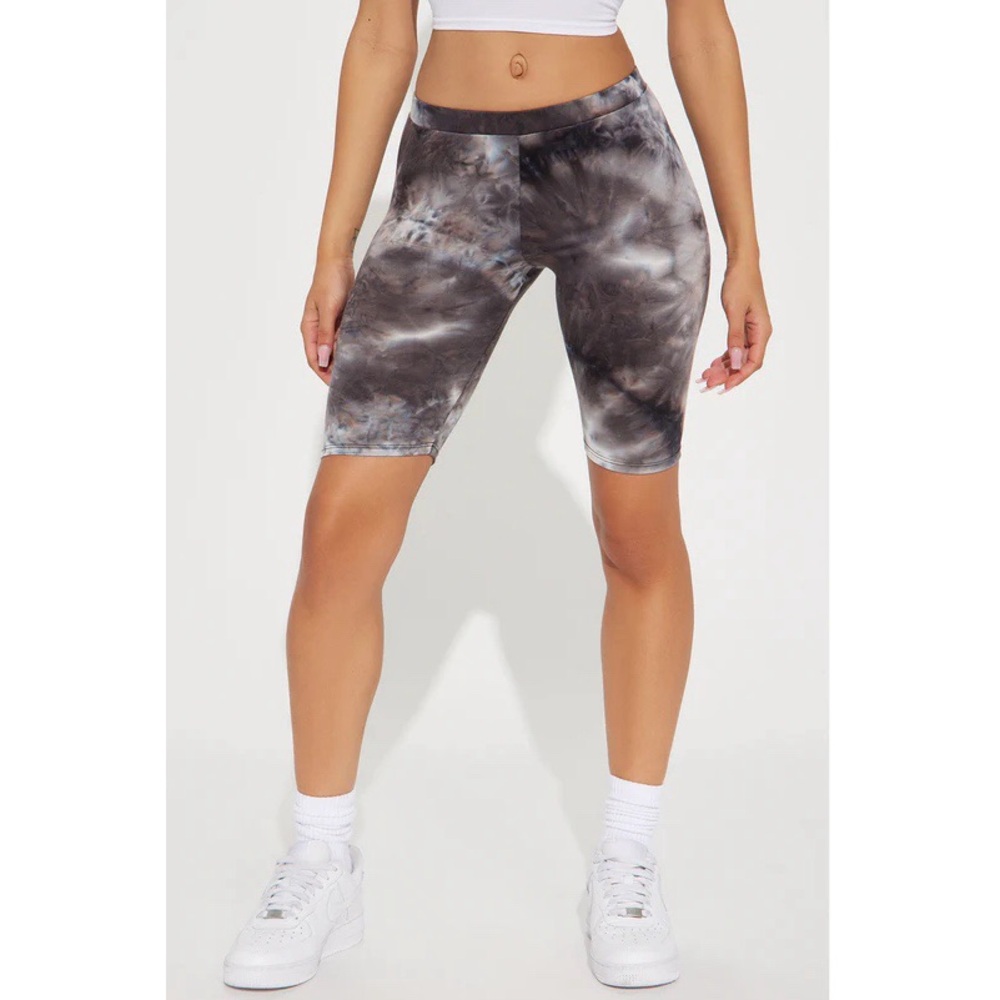 Gray and Black Tie-Dye Bike Shorts with High Waist and Knee-Length Fit